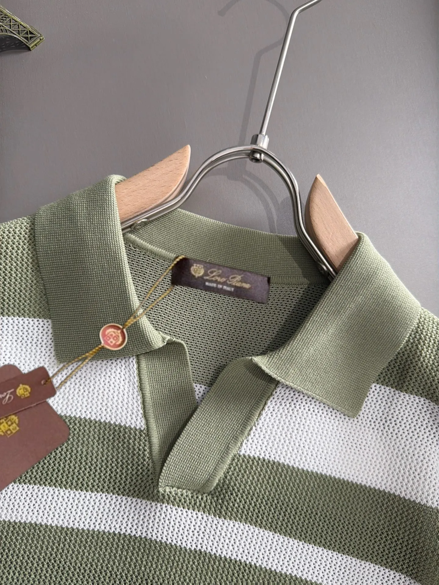 LP high quality Loro Piana 26ss New Arrival men's short-sleeved T-shirt. Made of combed cotton yarn knitted cotton fabric, no pressure when entering and exiting the counter. Exclusive control of raw materials. It feels substantial when weighed, and the upper body is more textured than ordinary T-shirts. This texture can handle the weather easily and is suitable for both hot and cold! Loose fit design, looks noble. The only correct version is available Size: M to 3XL